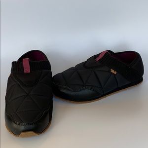 Teva ember moc slip on sneakers like new size 6